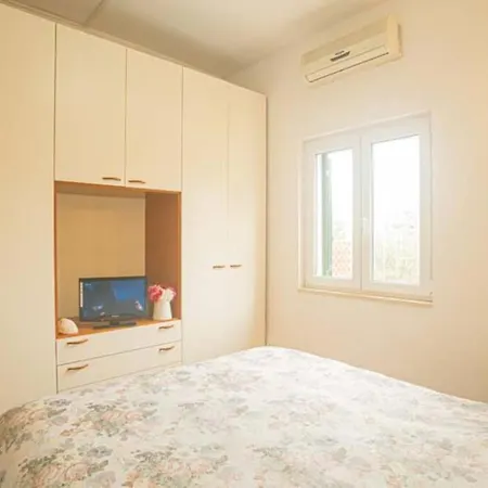 Apartment Limoni *